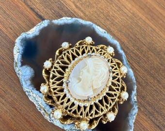 Broche colgante estilo victoriano vintage Florenza con camafeo, perlas de imitación y tono dorado.
