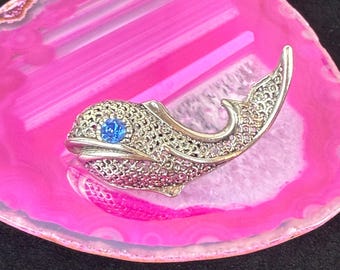 Broche vintage de ballena con ojo de diamantes de imitación azules y alfiler de pez en tono plateado, joyería náutica.