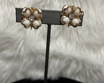 Vintage Mid Century Gold ToneWhite Milk Glass Four Leaf Clover White Flower Clip on Earrings 50s