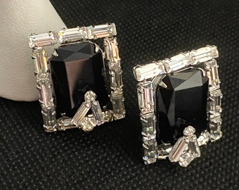 Pendientes de clip Hattie Carnegie con baguettes de cristal negro transparente, raros de la década de 1950