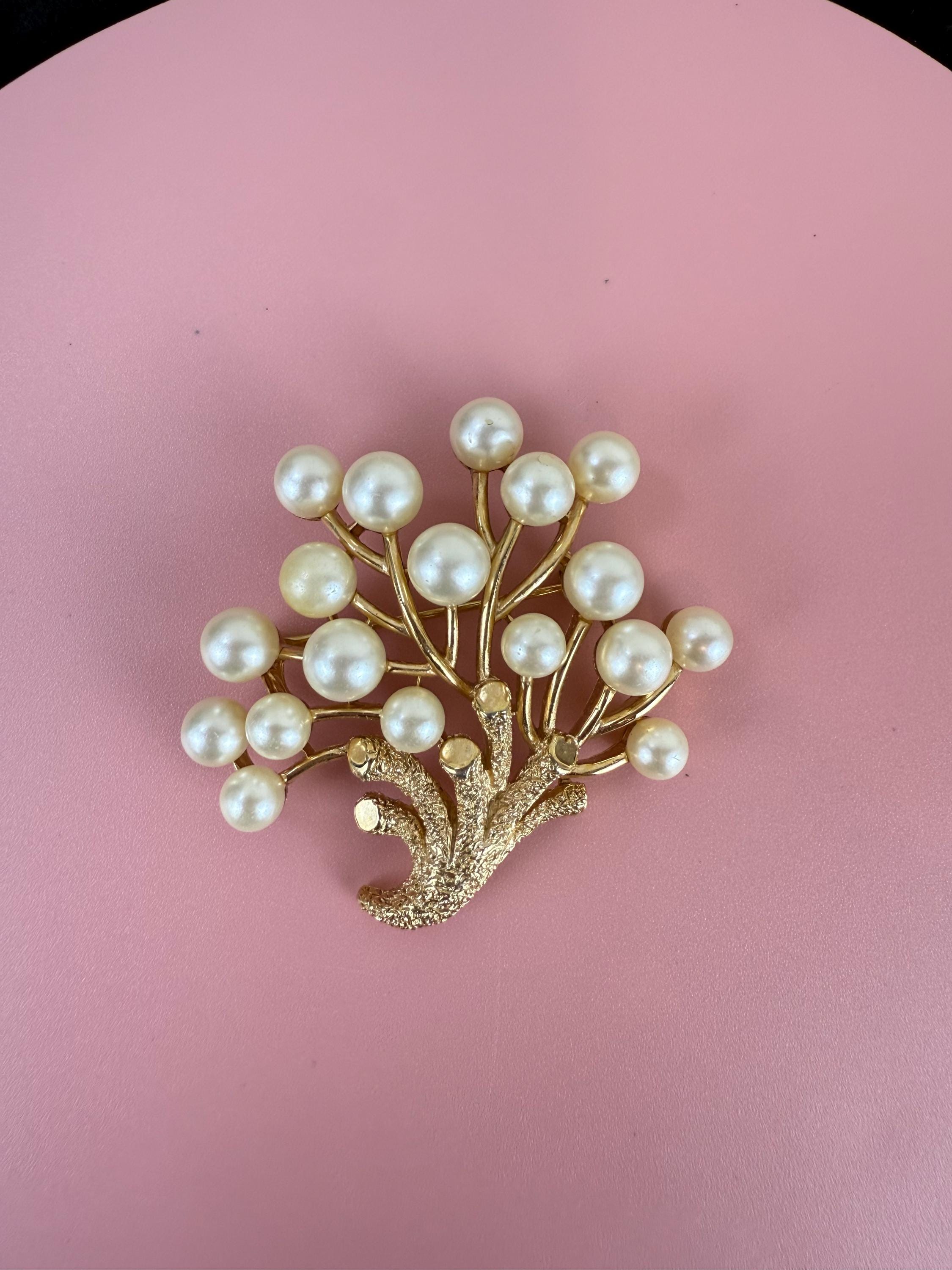 美品　CROWN TRIFARI パールとリーフのブローチ Vintage Crown Trifari Faux Pearl Brooch – Gold-tone Coral Tree