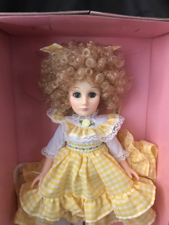 Muñeca ricitos sales de oro
