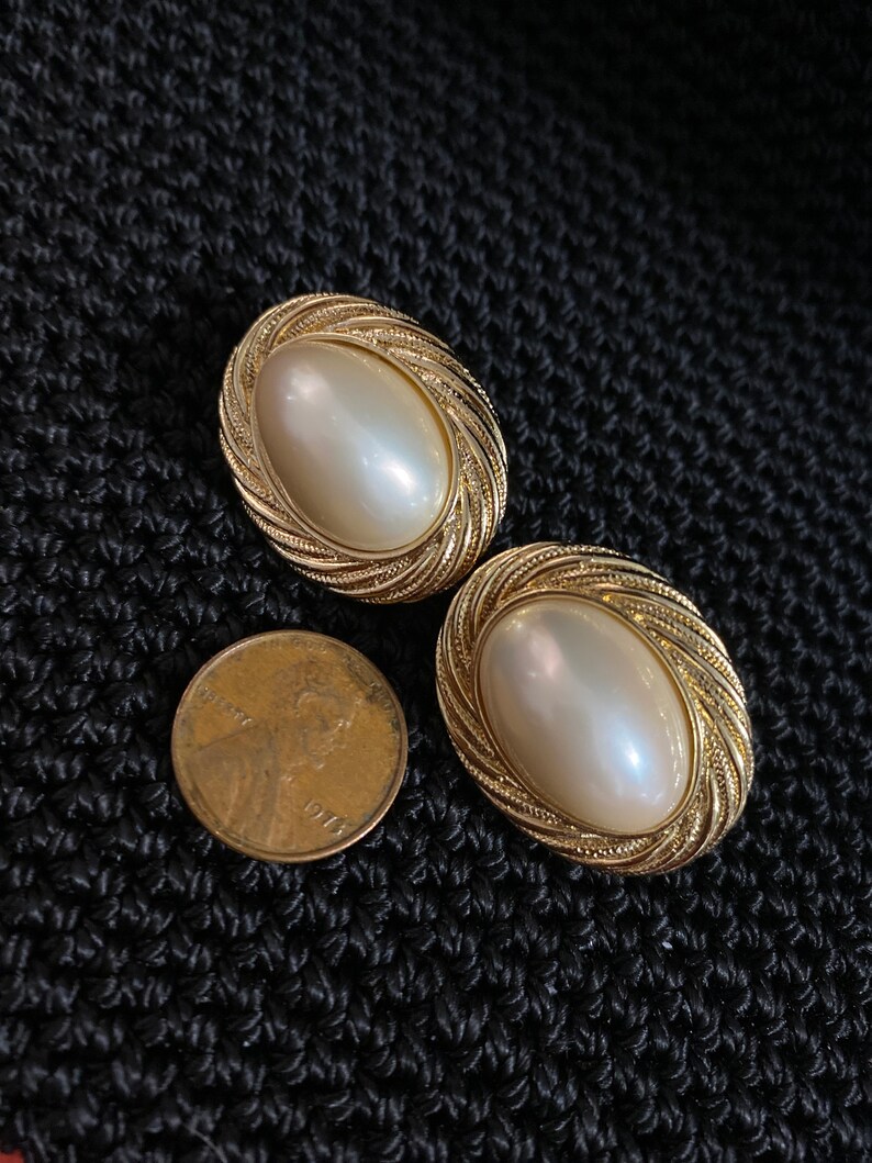 Vintage Trifari Faux Pearl And Gold Tone Clío On Earring image 8