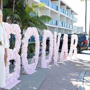 Colgante de pared floral, letras florales, decoración shabby chic, decoración de despedida de soltera, arte de pared para guardería, flor, nombre de bebé personalizado, niña
