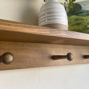 Handcrafted Solid Pine Peg Shelf: Entryway Coat Rack/Wall Shelf with Hooks/Entryway Organizer Shelf/Shaker Peg Shelf/Bathroom Towel Shelf Bild 1