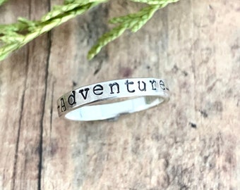 Bague aventure, estampée à la main, argent sterling, bague mot empilable