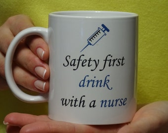 Sicherheits-Erst-Getränk mit einer Krankenschwester-lustigen Tasse, einzigartiger niedlicher Keramikbecher, Krankenpflege-Krankenschwester RN registriert, Teetasse, cooler Becher, lustiger Becher, weißer Becher
