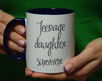 Teenage 2 Tochter Überlebender Becher, lustige Becher, Cool Becher Neuheit Becher, Keramik, personalisierte Becher, weiß Becher, Kaffee, Kaffee-Tasse, Tasse drucken