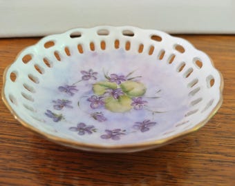Plato para anillos vintage pintado a mano de 3 1/2 pulgadas con delicados violetas y borde perforado, firmado por el artista en la década de 1930.