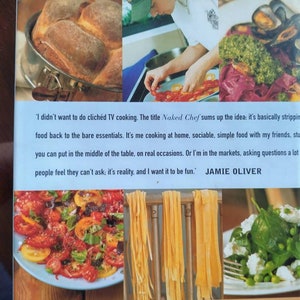 Puede incluir: Una portada de libro con una cita de Jamie Oliver sobre su libro de cocina "Naked Chef". La cita describe el libro como un enfoque simple y sociable para cocinar. La portada presenta cuatro im&aacute;genes de comida: una hogaza de pan, una salsa de tomate roja, un plato de pasta y una ensalada de guisantes y espinacas.