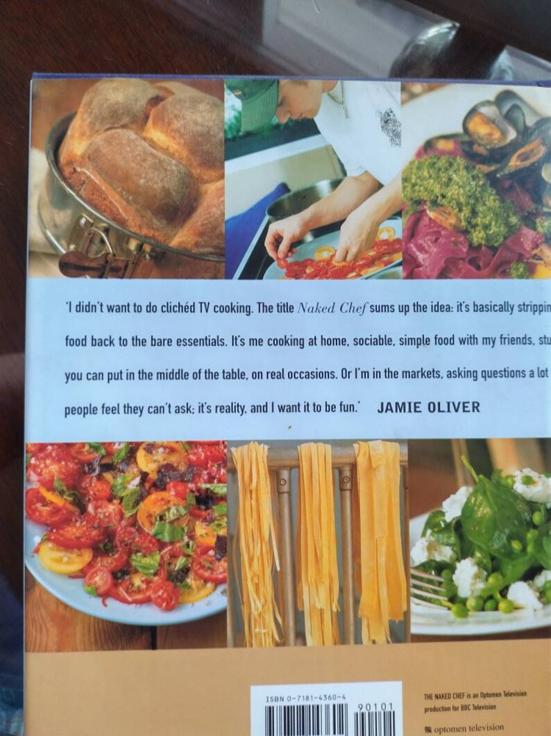 Puede incluir: Una portada de libro con una cita de Jamie Oliver sobre su libro de cocina "Naked Chef". La cita describe el libro como un enfoque simple y sociable para cocinar. La portada presenta cuatro im&aacute;genes de comida: una hogaza de pan, una salsa de tomate roja, un plato de pasta y una ensalada de guisantes y espinacas.
