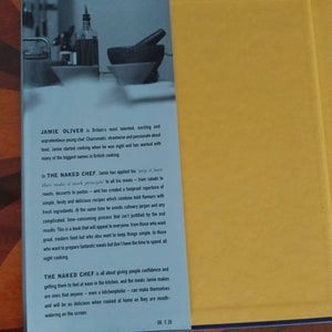 Puede incluir: Una portada de libro con fondo amarillo y una imagen azul y blanca de un chef en la cocina. El t&iacute;tulo del libro es "The Naked Chef" y el autor es Jamie Oliver. El texto en la contraportada describe el libro como una gu&iacute;a de recetas simples y deliciosas que son f&aacute;ciles de hacer.