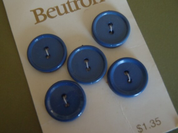 Beutron Off White 15mm Buttons on Original Card Beutron Off White 15mm Buttons on Original Card