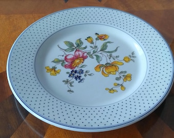Assiette vintage à motif floral de 20 cm (8 pouces) de la marque Ceramics Quadrifoglio, années 1960-1980, fabriquée à la main en Italie, en céramique blanche brillante.
