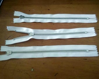3 cremalleras de metal sin usar de aproximadamente 7 pulgadas (17,5 cm) de largo YKK 1970s sobre respaldo de tela de buena calidad inoxidable sobre blanco