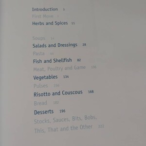 Puede incluir: Un libro titulado "CONTENTS" con una lista de cap&iacute;tulos y n&uacute;meros de p&aacute;gina. Los cap&iacute;tulos incluyen "Introducci&oacute;n", "Hierbas y especias", "Sopas", "Ensaladas y aderezos", "Pasta", "Pescado y mariscos", "Carne, aves y caza", "Verduras", "Legumbres", "Risotto y cusc&uacute;s", "Pan", "Postres", "Caldos, salsas, trozos, cosas, esto, aquello y lo otro", "&Iacute;ndice" y "Agradecimientos".
