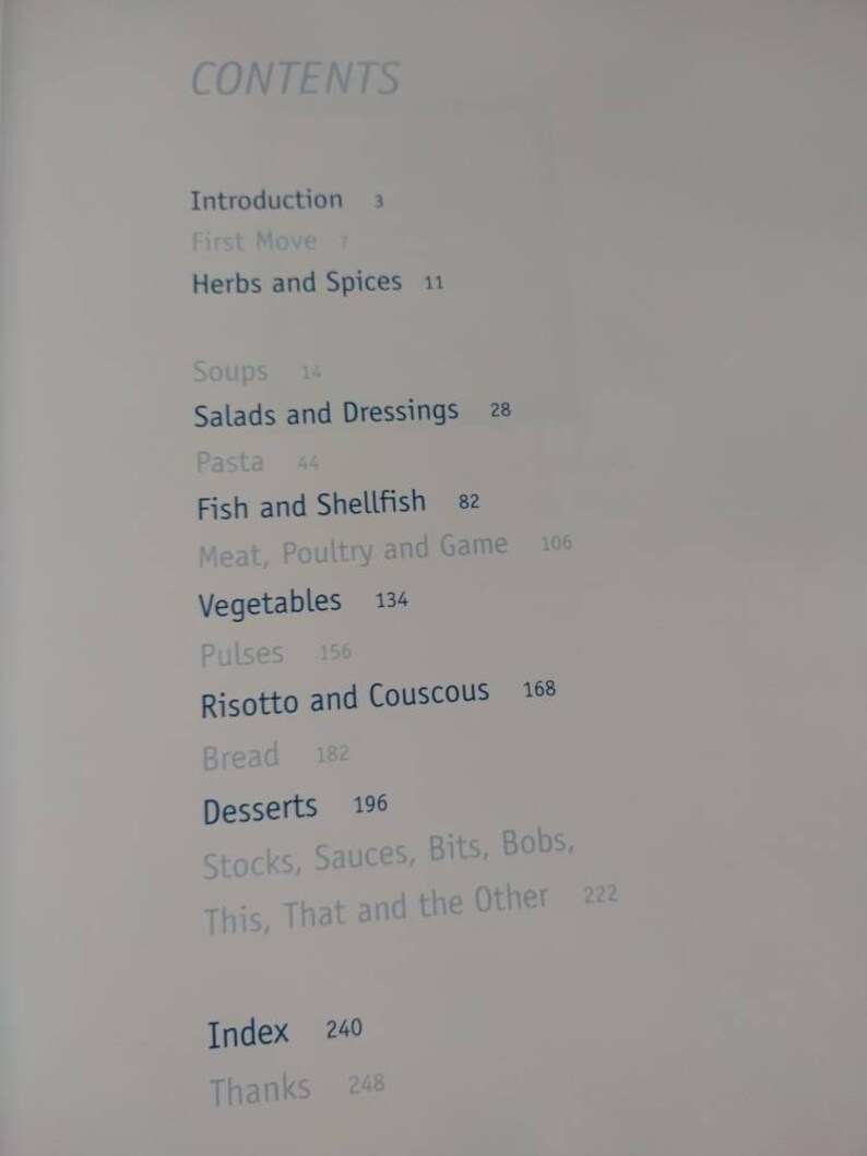 Puede incluir: Un libro titulado "CONTENTS" con una lista de cap&iacute;tulos y n&uacute;meros de p&aacute;gina. Los cap&iacute;tulos incluyen "Introducci&oacute;n", "Hierbas y especias", "Sopas", "Ensaladas y aderezos", "Pasta", "Pescado y mariscos", "Carne, aves y caza", "Verduras", "Legumbres", "Risotto y cusc&uacute;s", "Pan", "Postres", "Caldos, salsas, trozos, cosas, esto, aquello y lo otro", "&Iacute;ndice" y "Agradecimientos".