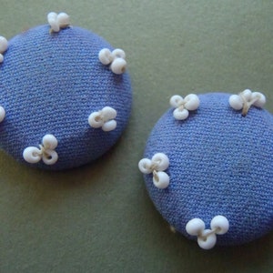 2 botones azules vintage cubiertos de tela con cuentas blancas de aproximadamente 1 pulgada (25 mm)