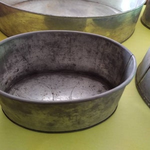 K&ouml;nnte beinhalten: Eine wei&szlig;e Keramik-Tasse mit schwarzem Henkel und dem Text "But First, Coffee" in schwarzer, fetter Schrift. Die Tasse steht auf einer wei&szlig;en Oberfl&auml;che.