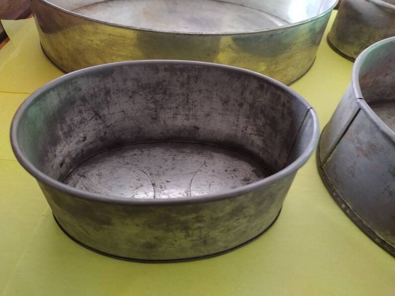 K&ouml;nnte beinhalten: Eine wei&szlig;e Keramik-Tasse mit schwarzem Henkel und dem Text "But First, Coffee" in schwarzer, fetter Schrift. Die Tasse steht auf einer wei&szlig;en Oberfl&auml;che.