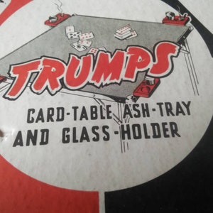 ヴィンテージ 1940-50 年代 ベークライト トランプ カード テーブル ガラス ホルダーと灰皿セット 箱入り 未使用 ゲーム テーブル セット 斑点のあるグリーン スチール クランプ付き