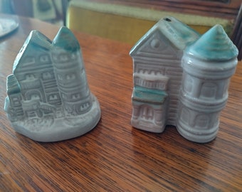 Mini Castillo Medieval Salt & Pepper Shakers 1960s MCM vintage coleccionable kitchenalia pequeño gris azul turquesa