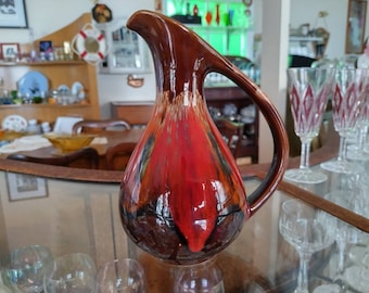 1960～70年代の素晴らしい溶岩滴釉陶器のジャグ、ピッチャー、または花瓶。高さ7 1/2インチ。深みのある赤、オレンジ、茶色、ベージュ。