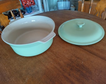 Large Covered Casserole Dutch Oven Mint Green and white unused quality 10x4 inch (excl lid and handles) Maxwell Williams England VGC