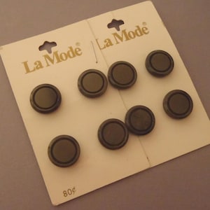 8個のヴィンテージボタンオリーブグリーンプラスチックシャンクLa Modeオリジナルカード約5/8インチ（15 mm）ジュエリークラフト縫製ドレス製作収集プロジェクト