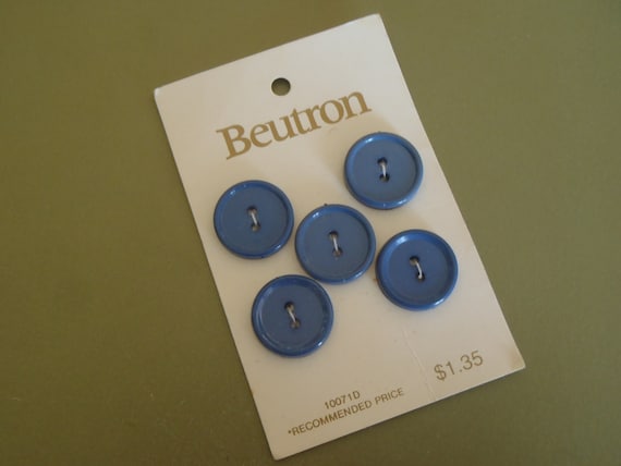 Beutron Off White 15mm Buttons on Original Card Beutron Off White 15mm Buttons on Original Card