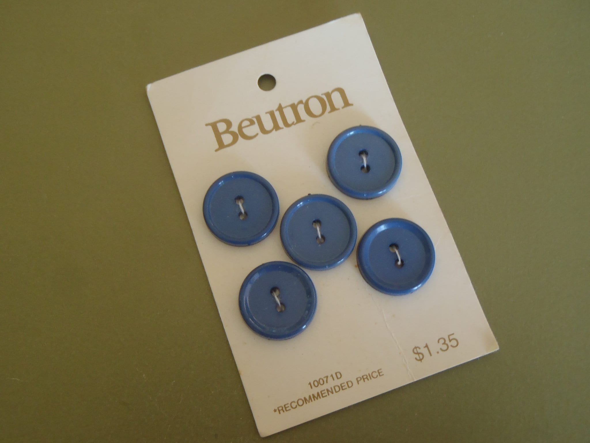 Beutron Off White 15mm Buttons on Original Card Beutron Off White 15mm Buttons on Original Card