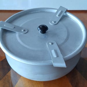 Pot à pudding vintage, cuiseur vapeur, 16,5 x 7,5 cm, bouton en bakélite, couvercle en aluminium, clips d'origine, patine d'époque, très bon état.
