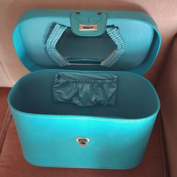 Vintage Retro 60s Ladies Beauty Case Overnighter in Turquoise 12x6x6 1/2 inch classic vinyl hard sides hinged lid orig pouch mirror handle