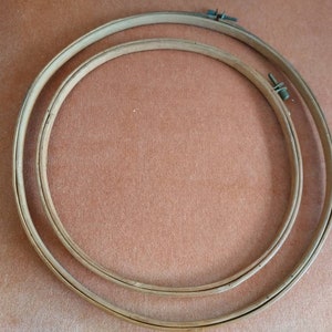 以下が含まれることがあります： 木製の刺繍枠が2つ、1つは他の枠の中に嵌め込まれています。枠は天然木で作られており、滑らかな仕上がりです。