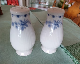 Vintage azul y blanco floral salero y pimentero set c1950 4 pulgadas de alto kitchenalia coleccionable VGC
