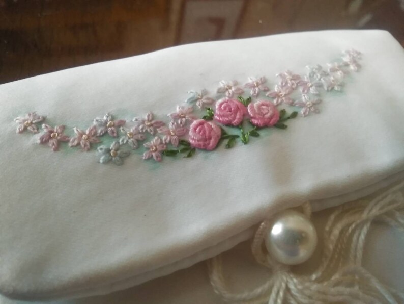 Elegant Vintage Grub Roses silk purse beautifully hand made by Anne Humphreys extensive florals approx 4 x4 inches