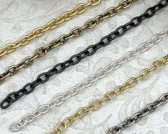 Cadena de cable pequeña, lisa y ovalada, se vende por pie. 3,5 mm x 5 mm. Alambre de 1 mm. Metal base galvanizado. Disponible en 6 acabados. Envío rápido.