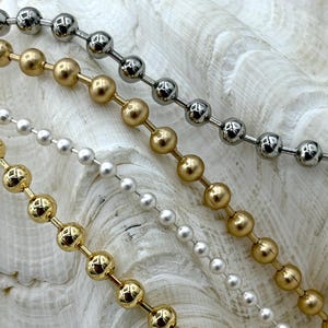 Kugelketten-Messing hohe Qualität, 2 Größen 2,3 mm oder 4 mm, 4 Oberflächen, 2 Stecker pro 2 Füße inklusive, Kette durch den Fuß verkauft, Fast Ship