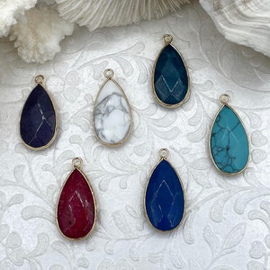 Pendentifs en forme de goutte d&#39;agate naturelle ou de pierre howlite avec cadres en or enveloppés, cadre en laiton plaqué or, 6 styles au choix, expédition rapide