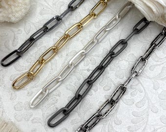Cadena de cable lisa ovalada, se vende por pie. 18 mm x 7,5 mm. Alambre de 2 mm. Metal base galvanizado. 6 acabados disponibles. Envío rápido.