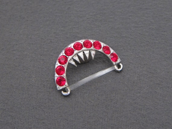 1950's vintage ponytail holder, arched silver tone metal hair barrette clip w red Swarovski rhinestones, elastic clasp
