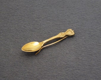 1940's vintage hair clip, 2.3" gold-tone stamped brass SPOON barrette, pattern Old Colonial by Towle, new-old-stock, pinch-wire clasp