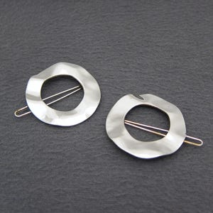 1980&#39;s vintage BEAUTIFUL JOOLS hair clip pair, 1.5&quot; shiny silver-tone metal RIPPLE circle barrettes, new-old-stock, tige boule wire clasp