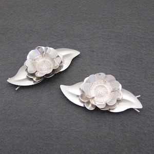 1940&#39;s TRUART STERLING silver vintage floral barrette pair, 2.2&quot; shiny FLOWERS hair clips, pinch-wire clasp