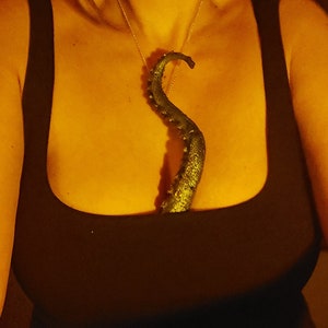 Unieke enkele tentakelketting. Dit zal iedereen de adem benemen! Drijvende hanger met tentakel van een octopus.