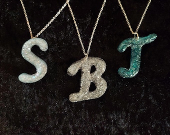 Collar con letra de vidrio triturado. ¡Personalizado! Elige cualquier letra. La inicial es el regalo perfecto para Navidad, cumpleaños, Día de la Madre, San Valentín.