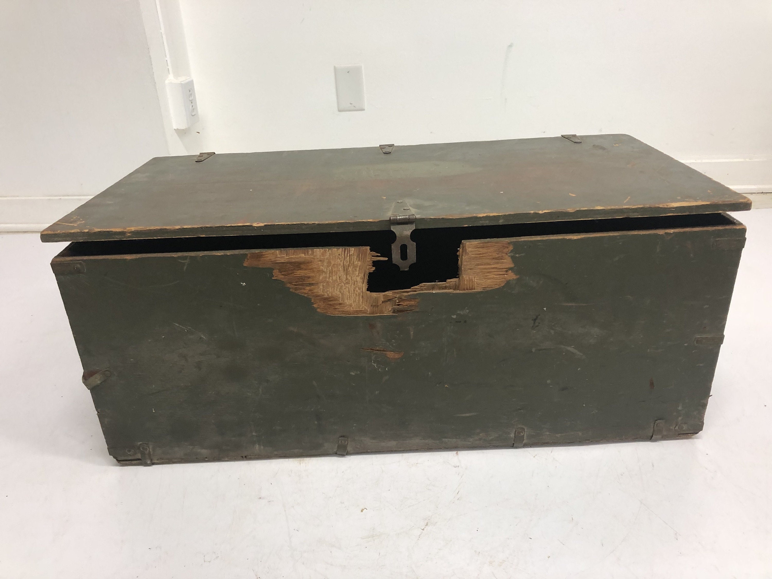 VINTAGE MILITARY ARMY FOOT LOCKER OFFICIAL W/ INSIDE TRAY — Extreme Antique  Hunters