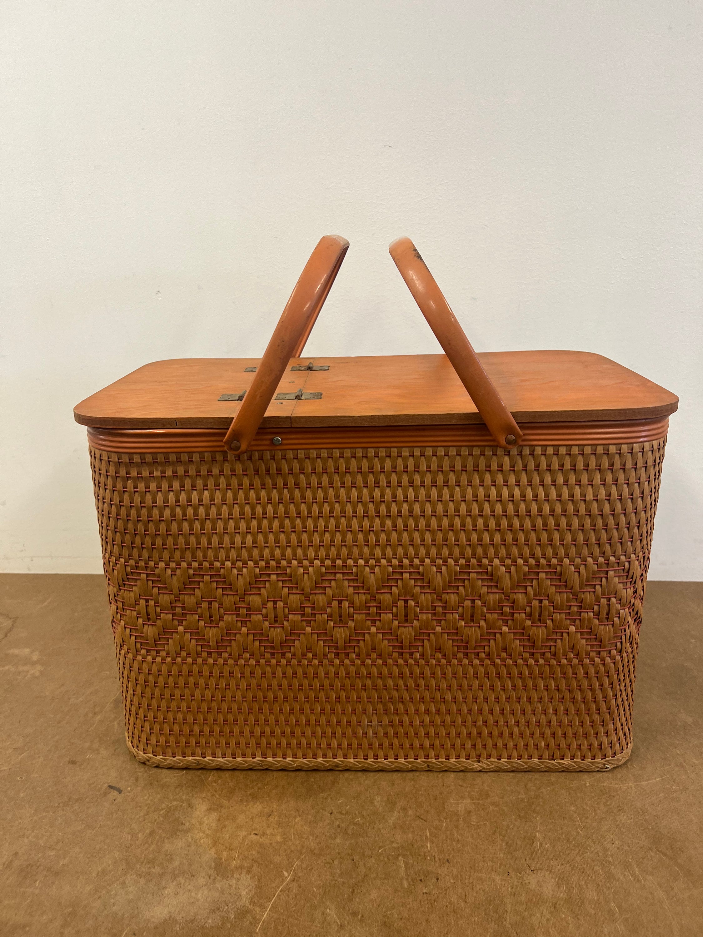 Picnic Basket Set Vintage 1960s-1970s 21 Pieces Plastic Plates, Cups, –  Shop Cool Vintage Decor