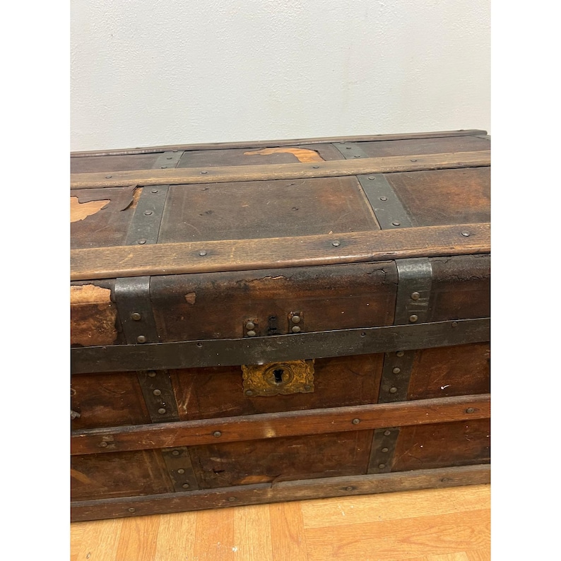 Vintage STEAMER TRUNK storage chest camelback humpback antique victorian toy box immagine 3
