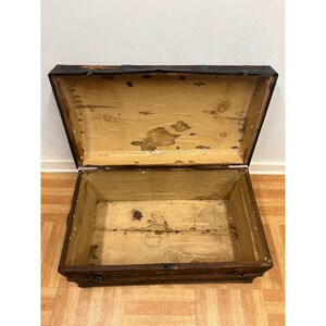 Vintage STEAMER TRUNK storage chest camelback humpback antique victorian toy box immagine 17
